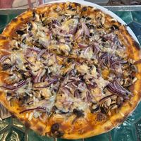 Pizza mit Zwiebeln, Pilzen und veganen Käse für 11€   at Trattoria L'Allegria in Alvor