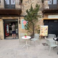 Front and outdoor seating at Ca la Lola in Peratallada