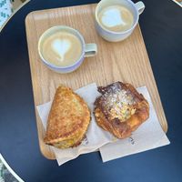 Cappuccinos, pain au chocolat com amêndoas e pastel de maçã (15 euros tudo) at Land & Monkeys - Père Lachaise   in Paris