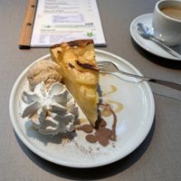 Sehr leckerer Apfelkuchen   at Katzentempel Berlin Mitte in Berlin