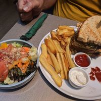 Katzentempelsandwich mit Katzentempelfritten und Salat at Katzentempel Berlin Mitte in Berlin
