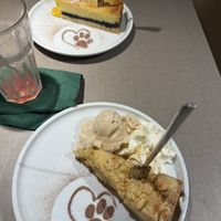 Desserts: Cheesecake und warmer Apfelkuchen   at Katzentempel Berlin Mitte in Berlin