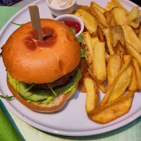 Burger mit veganem Mozzarella at Katzentempel Berlin Mitte in Berlin