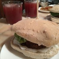 Mosto y hamburguesa at El Rastrel Etic Cafe in Salamanca