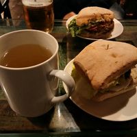 Té y hamburguesa por 2€ at El Rastrel Etic Cafe in Salamanca