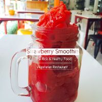 Strawberry smoothie at The Rice and Healthy Food ข้าวทิพย์ แอนด์ เฮลท์ฟู้ด in Bangkok