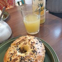 Bagel with Avocado and tomato, pineapple lime drink at Herbivora in Bad Aibling