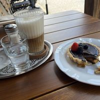 Veganes Schokotartlett und Latte mit Haferdrink  at Zucker Zwerg  in Oy-mittelberg