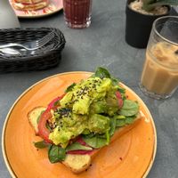 die pancakes im hintergrund sind nicht-vegan, aber es gibt ein paar, die auch vegan sind at BASECOFFEE in Nuremberg