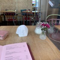 Ich verstehe die Notwendigkeit der Trennwände, die gelb-schwarzen Warnstreifen machen es aber nicht gerade gemütlicher. Außerdem bekam ich alleine keinen der „schönen“ Tisc at Cafe Josefina in Munich