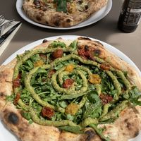 Hinten Pizza Verdura vorne Spezial mit Ruccola und Avocado   at Slap Pizza in Frankfurt