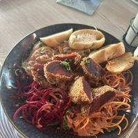 Salat mit Rote Beete Talern und Knoblauchbrot   at Heiter & Herrlich in Bochum