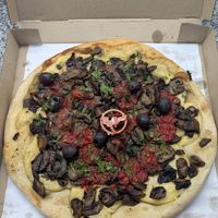 Pizza de hongos (mira la cantidad de ingredientes!) at Sale e Pepe in Buenos Aires