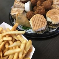 Plateau d'essai (sandwich traditionnel, sandwich philly, sandwich raffi, environ une douzaine de falafels et samosas) avec frites at 57 Cals in Laval