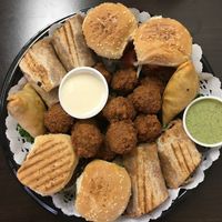 Plateau d'essai (sandwich traditionnel, sandwich philly, sandwich raffi, environ une douzaine de falafels et samosas) at 57 Cals in Laval