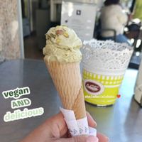 Helado de pistacho vegano at Heladería Lobato in Coin