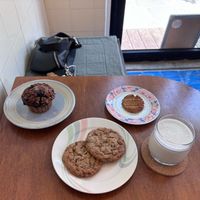 Blueberry wellnut muffin🫐, 
2 (later became 4) chocolate chip cookies 🍪,  
1 peanut butter cookie 🥜 
And glass of soy milk 🥛 at The Flexible Baker in Jeju