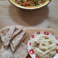 taboule Salat & hummus at Pizza Moji in Essen