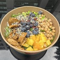 Selbst zusammengestellte Bowl zum mitnehmen, glutenfrei, mit Planted Proteinen  at Kaspar Schmauser in Hamburg