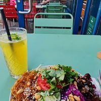 Thai Bowl und Mango-Maracuja-Limo at Kaspar Schmauser in Hamburg