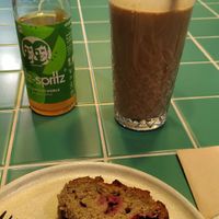 Apfelschorle, Peanut butter smoothie and banana cake at Kaspar Schmauser in Hamburg