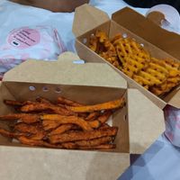 Patate dolci e patate fritte a waffle at Dirty Vegan Burgers by Taster in Nice