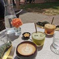 Oat cappuccino and fresh juice of the day at Lundi au soleil  in Annecy