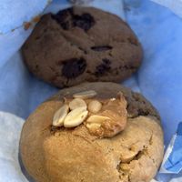 The Vegan New Yorker - dark chocolate & Vegan Texas Life - Peanutbutter and peanuts 8,30€  at Cookiele Antwerp in Antwerpen