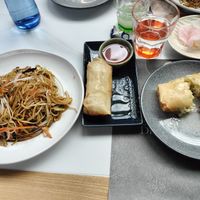 Tallarines (pedir solo verdura) y rollitos vegetales at Delicias dimsum in Badalona