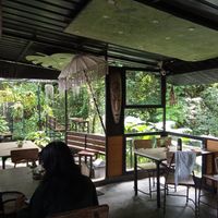 Indoor/outdoor concept with jungle everywhere 😍 at Warung Goa Vegetarian in Ubud