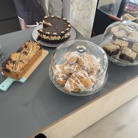 Bananenkuchen, Snickerstorte, Cookies   at Manos Vegan Cake in Hamburg