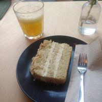 Bienenstich at Manos Vegan Cake in Hamburg