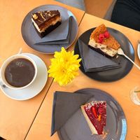 Snickers, biscoff and lemon-berries cheesecakes at Manos Vegan Cake in Hamburg