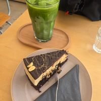 Snickers-Kuchen und Iced Matcha-Latte at Manos Vegan Cake in Hamburg