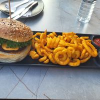 Cheeseburger mir veganer Käsesauce, Beyond Meat Patty und Curly Fries mit veganer Mayonnaise at HOT Restaurant Café in Berlin