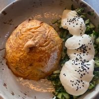 Discover our Ouzzy plate 🍚

A comforting dish of fragrant basmati rice topped with tender chickpeas, fresh vegetables, and a creamy yogurt touch. Lightly seasoned and full of  at OOFT Coffee in Berlin