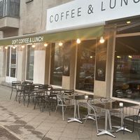 Enjoy your time outdoors ☀️

Our outdoor seating is the perfect spot to relax, sip your coffee, and enjoy fresh food in a calm atmosphere. Surrounded by a simple, modern sett at OOFT Coffee in Berlin