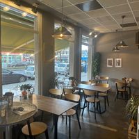 Cozy vibes, modern style ✨

Our indoor space blends clean, minimalist design with warm wooden touches, creating a calm and inviting atmosphere. Perfect for catching up with fri at OOFT Coffee in Berlin
