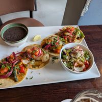 Tacos mit Gemüse, schwarzen Bohnen und Salat at Vamos in Berlin