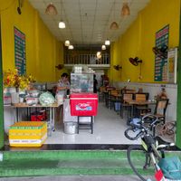 Looking in at Sen Ngoc in Ho Chi Minh City