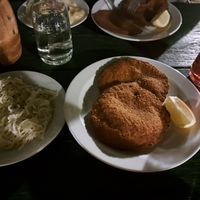 Veganes Schnitzel mit Krautsalat at Weingut Feuerwehr Wagner in Vienna
