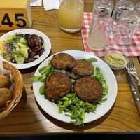  Lentil burgers on a salad bed, salads at Weingut Feuerwehr Wagner in Vienna