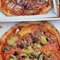 vegan pizzas at Pizza Pinocchio in Vienna