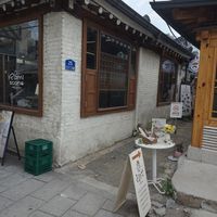 Entrance from the street at Oncle Levain in Seoul