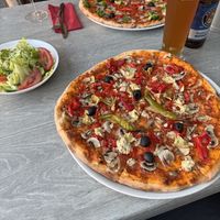 Pizza alla Chef und Vegetaria ohne Käse mit Beilagensalat  at Pizzeria Milano in Karlsruhe