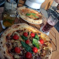 Pizza Beyond (mit den Tomaten) und Pizza Senza Carne at Banca Del Gusto in Nordrhein-westfalen