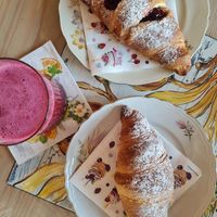 Vegan croissants and a smoothie at Festina Lente Bistrot in Seregno