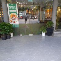 Looking in at Lẩu Naro in Ho Chi Minh City