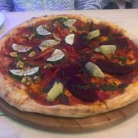 Alcachofa / Zapallo Italiano  Half & half Pizza (vegan), which isn't on the menu but they are very accommodating.  at Bar Galería Aura in Concepcion