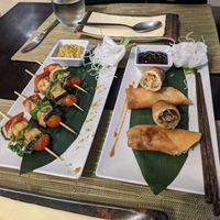 Tofu and vegetable skewers served with gteen curry dip (left) and some spring rolls (right) at Fusion in Gran Canaria